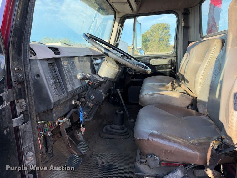 image for item EX1496 1997 International 4700 rollback truck