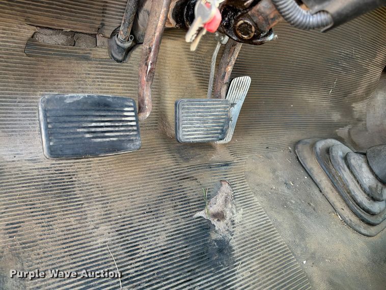 image for item EX1496 1997 International 4700 rollback truck