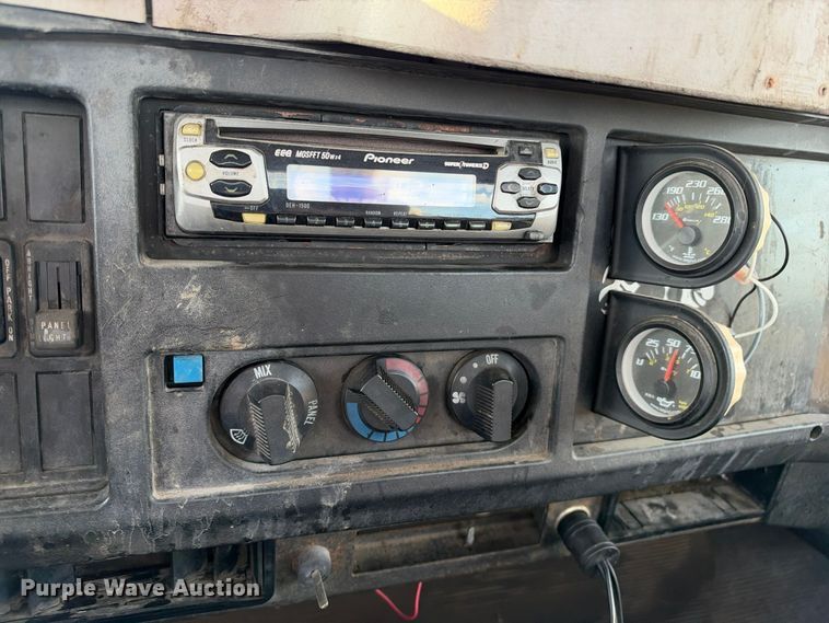 image for item EX1496 1997 International 4700 rollback truck