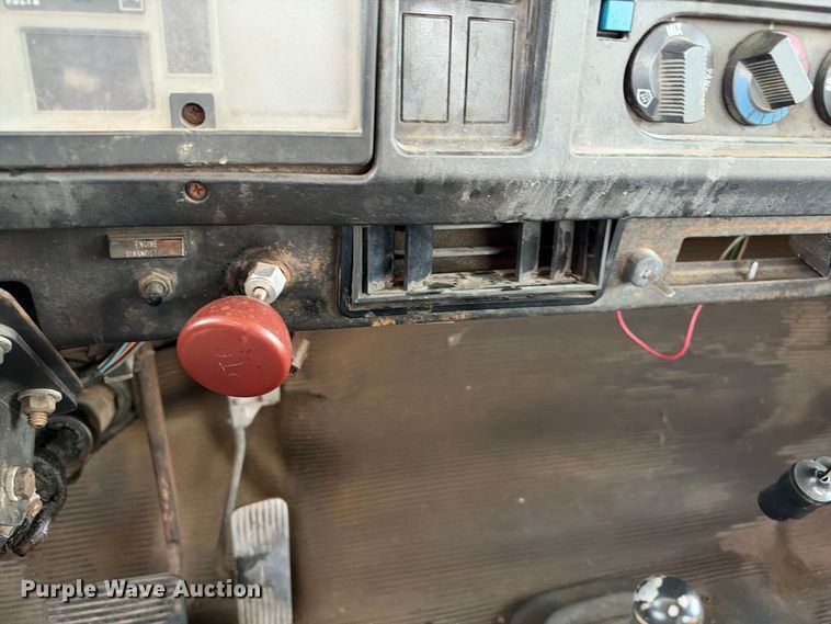image for item EX1496 1997 International 4700 rollback truck