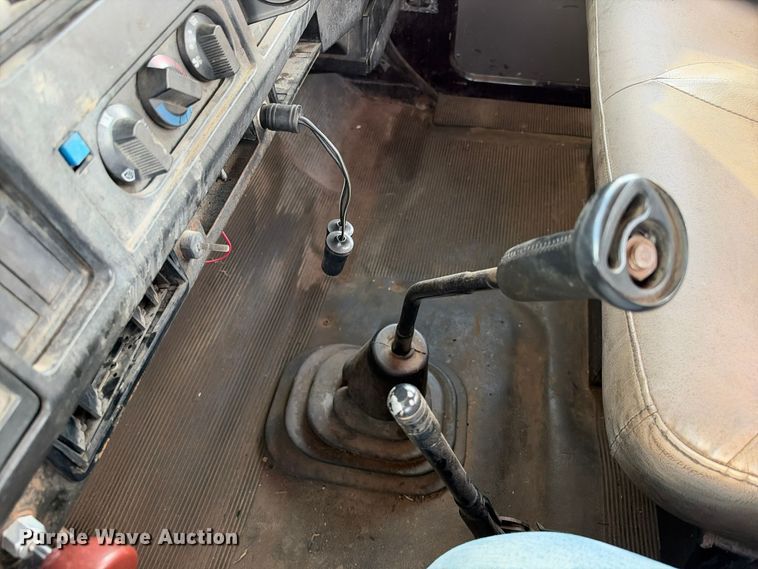 image for item EX1496 1997 International 4700 rollback truck