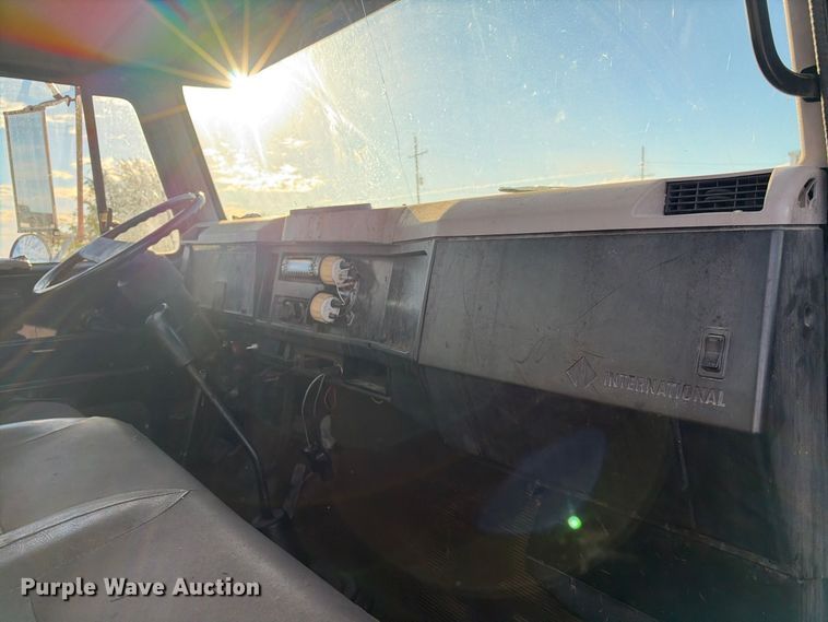 image for item EX1496 1997 International 4700 rollback truck