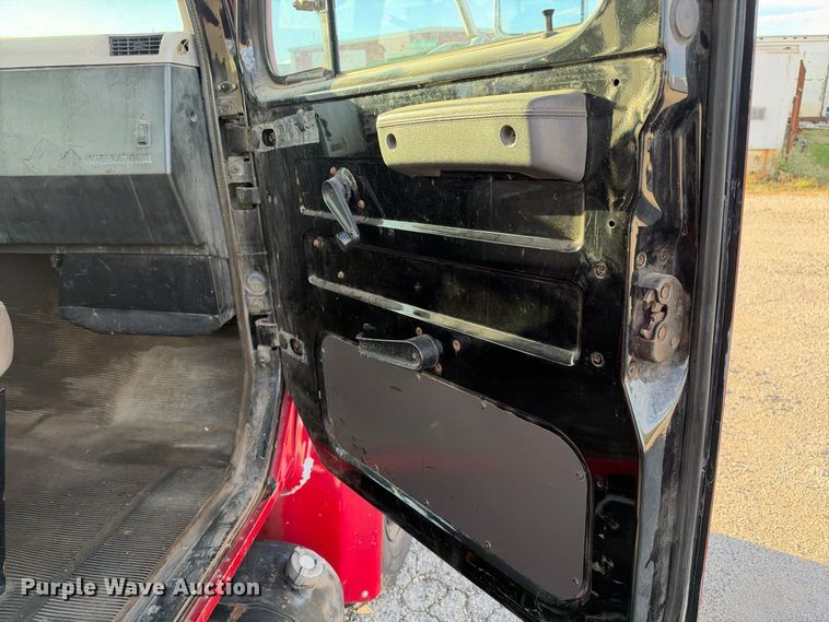 image for item EX1496 1997 International 4700 rollback truck