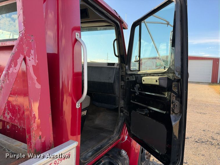 image for item EX1496 1997 International 4700 rollback truck