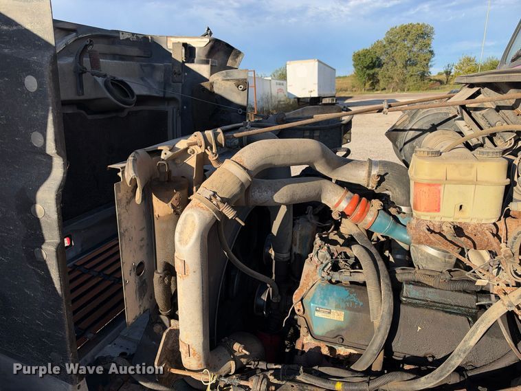 image for item EX1496 1997 International 4700 rollback truck