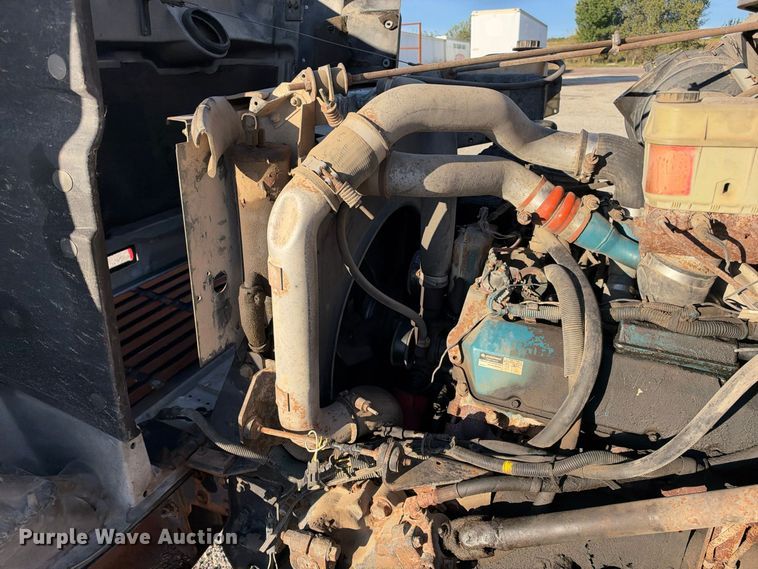 image for item EX1496 1997 International 4700 rollback truck