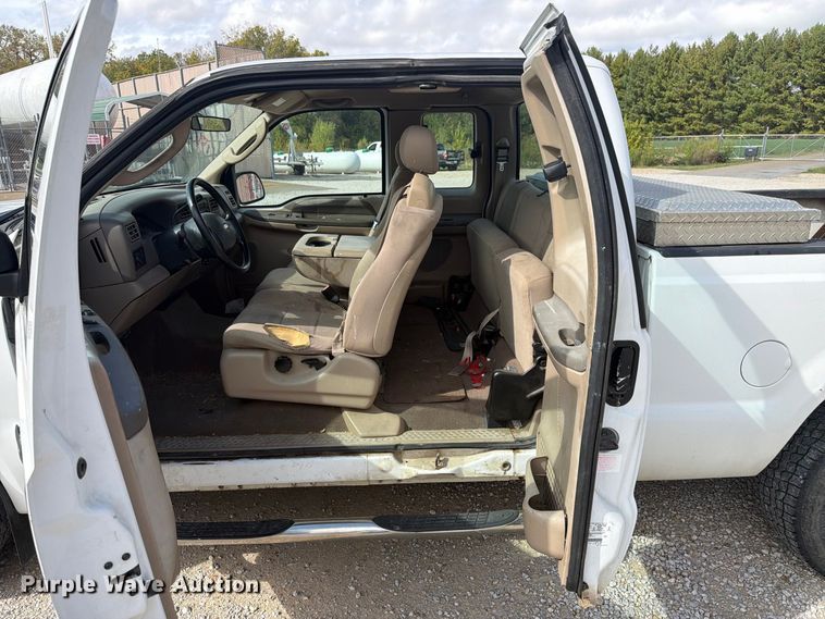 image for item EX4667 2004 Ford F250 Super Duty Ext. Cab pickup truck
