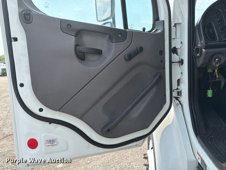 image for item FB5013 2013 Freightliner Business Class M2 fuel / lube truck