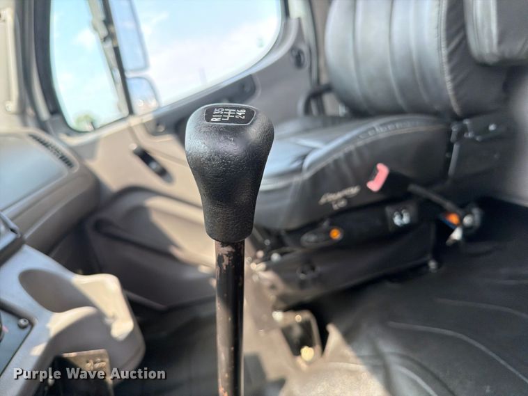 image for item FB5013 2013 Freightliner Business Class M2 fuel / lube truck