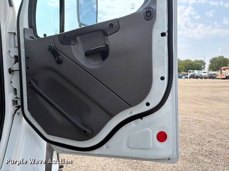 image for item FB5013 2013 Freightliner Business Class M2 fuel / lube truck