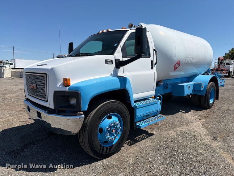 image for item FB5076 2009 GMC C7500 propane delivery truck