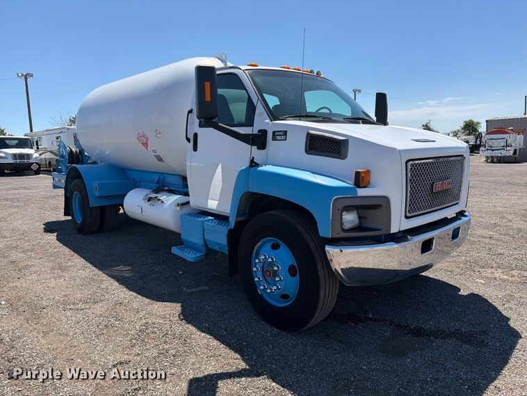 image for item FB5076 2009 GMC C7500 propane delivery truck