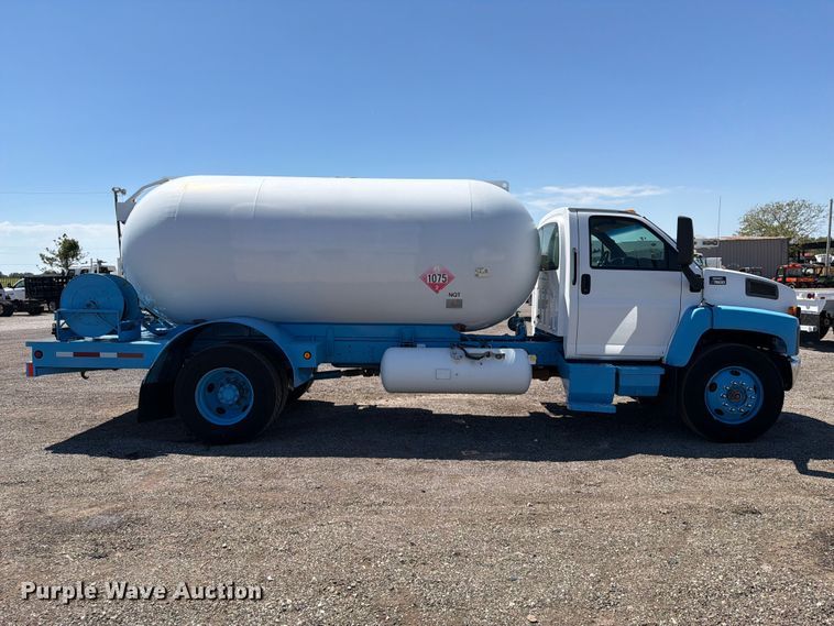 image for item FB5076 2009 GMC C7500 propane delivery truck