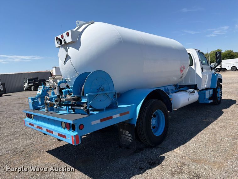 image for item FB5076 2009 GMC C7500 propane delivery truck