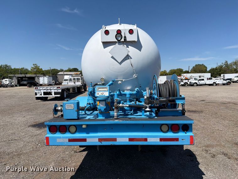 image for item FB5076 2009 GMC C7500 propane delivery truck