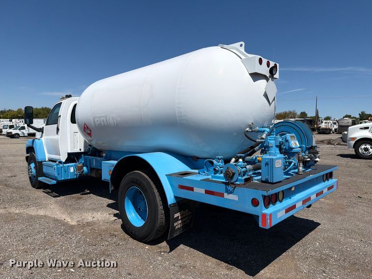 image for item FB5076 2009 GMC C7500 propane delivery truck