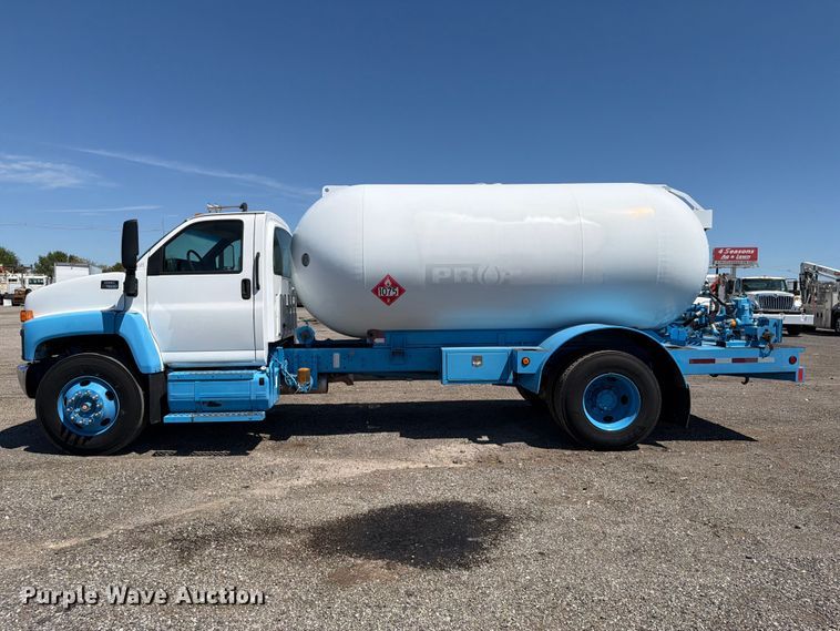 image for item FB5076 2009 GMC C7500 propane delivery truck