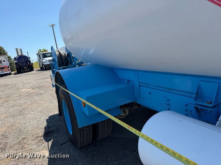 image for item FB5076 2009 GMC C7500 propane delivery truck
