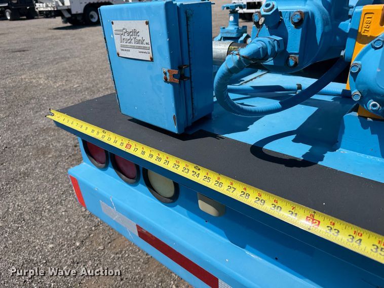 image for item FB5076 2009 GMC C7500 propane delivery truck