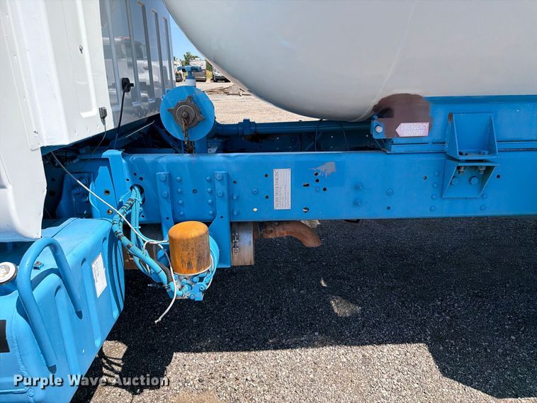 image for item FB5076 2009 GMC C7500 propane delivery truck
