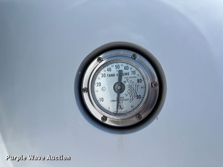 image for item FB5076 2009 GMC C7500 propane delivery truck