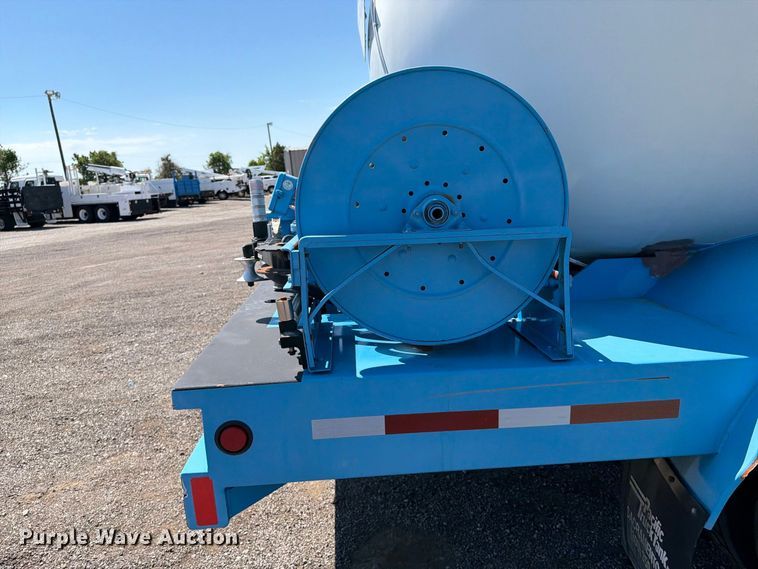 image for item FB5076 2009 GMC C7500 propane delivery truck