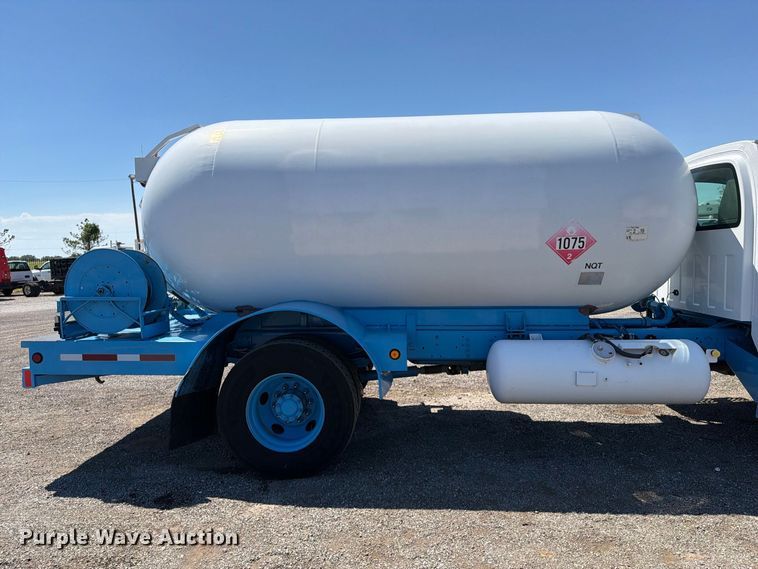 image for item FB5076 2009 GMC C7500 propane delivery truck