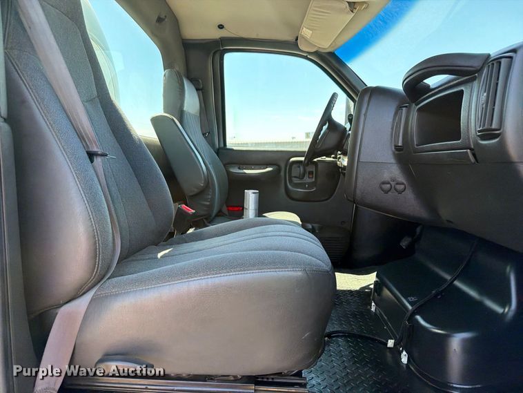 image for item FB5076 2009 GMC C7500 propane delivery truck