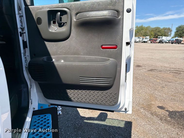 image for item FB5076 2009 GMC C7500 propane delivery truck