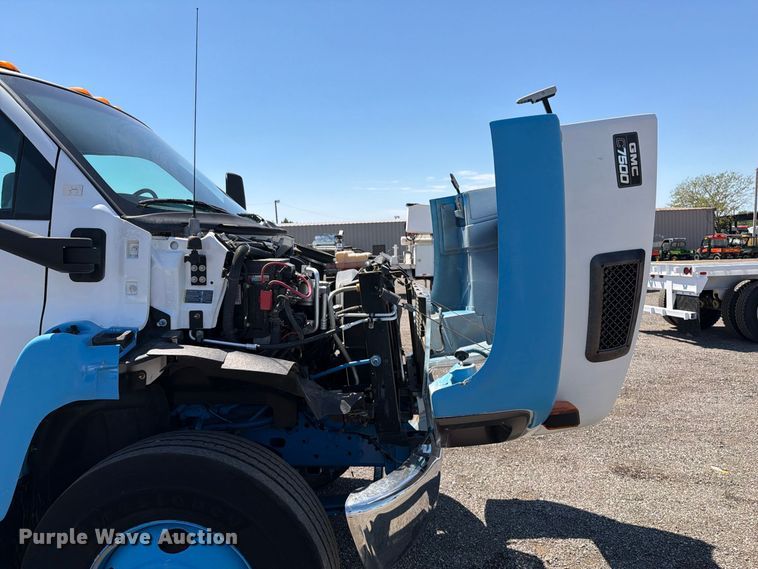 image for item FB5076 2009 GMC C7500 propane delivery truck