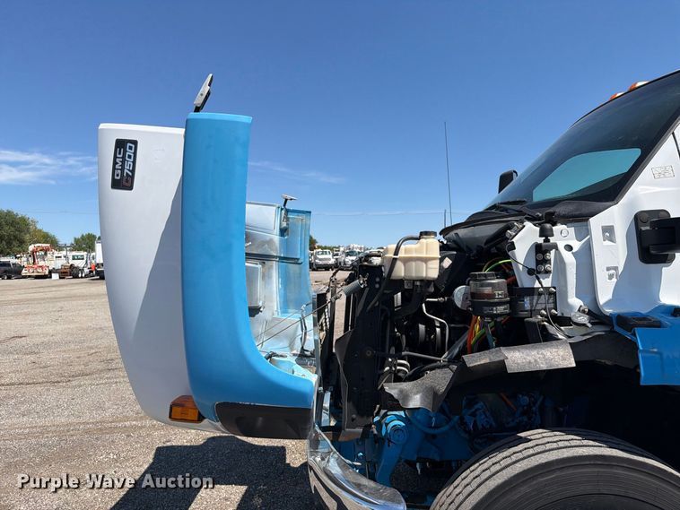 image for item FB5076 2009 GMC C7500 propane delivery truck