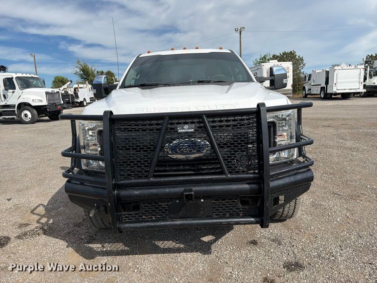 image for item FB5197 2018 Ford F550 Super Duty Ext. Cab truck cab and chassis