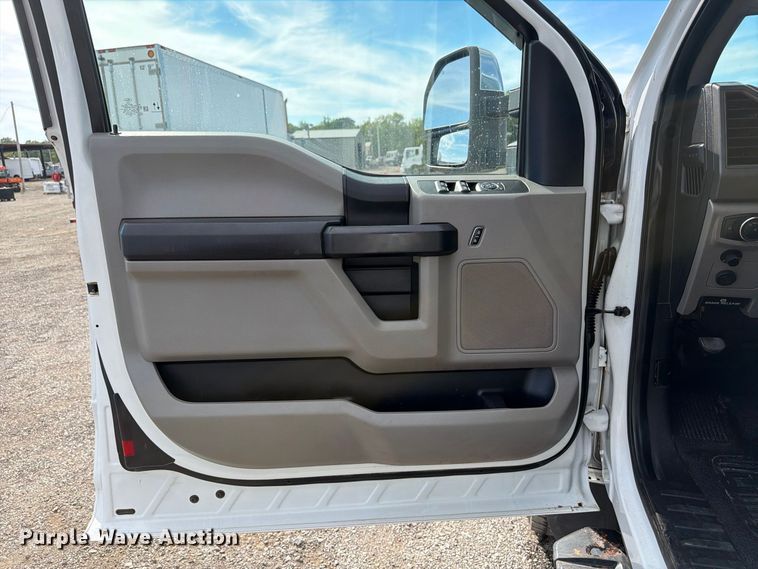 image for item FB5197 2018 Ford F550 Super Duty Ext. Cab truck cab and chassis