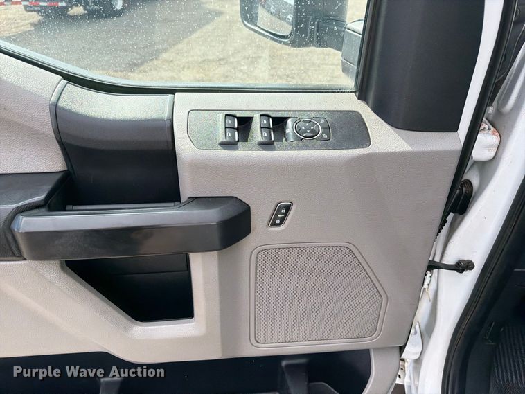 image for item FB5197 2018 Ford F550 Super Duty Ext. Cab truck cab and chassis