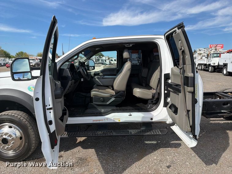 image for item FB5197 2018 Ford F550 Super Duty Ext. Cab truck cab and chassis