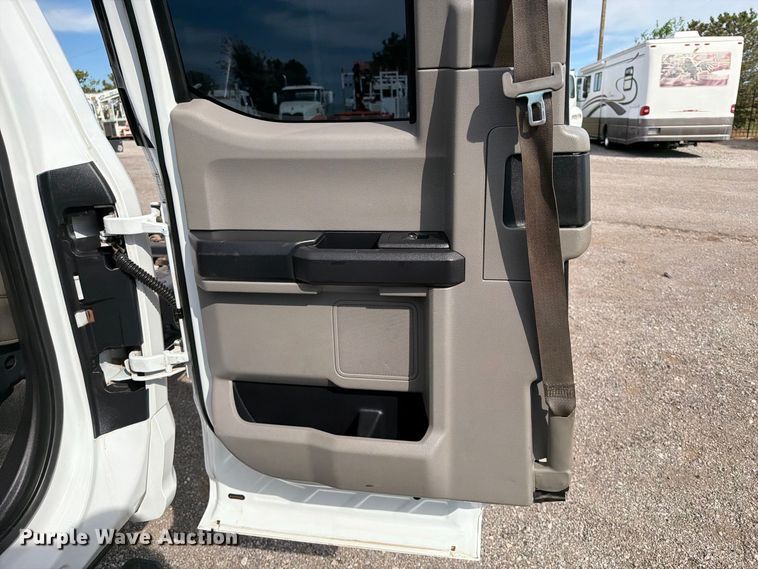 image for item FB5197 2018 Ford F550 Super Duty Ext. Cab truck cab and chassis