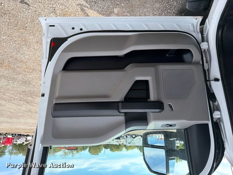 image for item FB5197 2018 Ford F550 Super Duty Ext. Cab truck cab and chassis