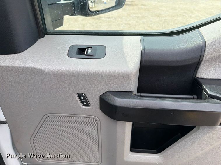 image for item FB5197 2018 Ford F550 Super Duty Ext. Cab truck cab and chassis