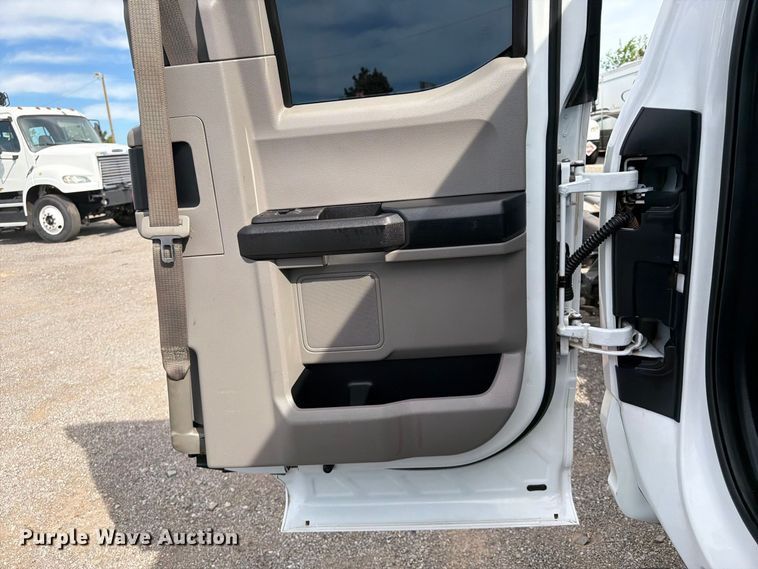 image for item FB5197 2018 Ford F550 Super Duty Ext. Cab truck cab and chassis
