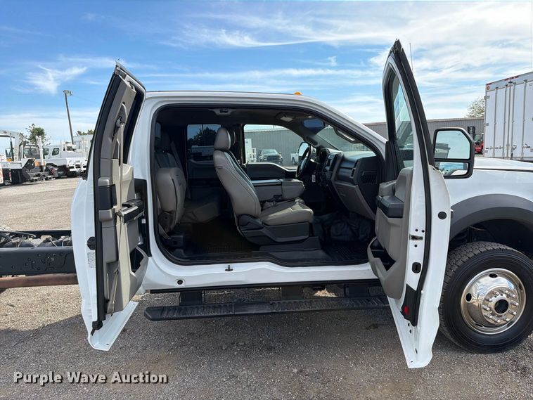 image for item FB5197 2018 Ford F550 Super Duty Ext. Cab truck cab and chassis