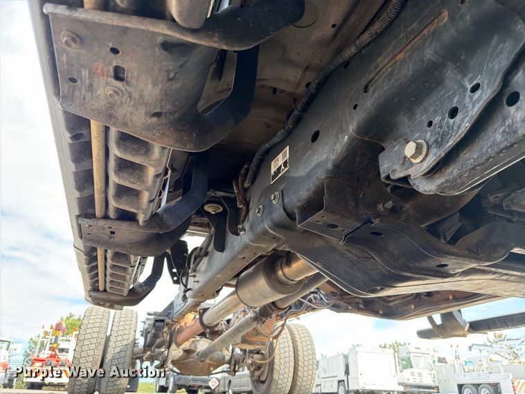 image for item FB5197 2018 Ford F550 Super Duty Ext. Cab truck cab and chassis