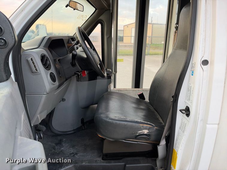image for item FB8392 2011 Ford E450 shuttle bus