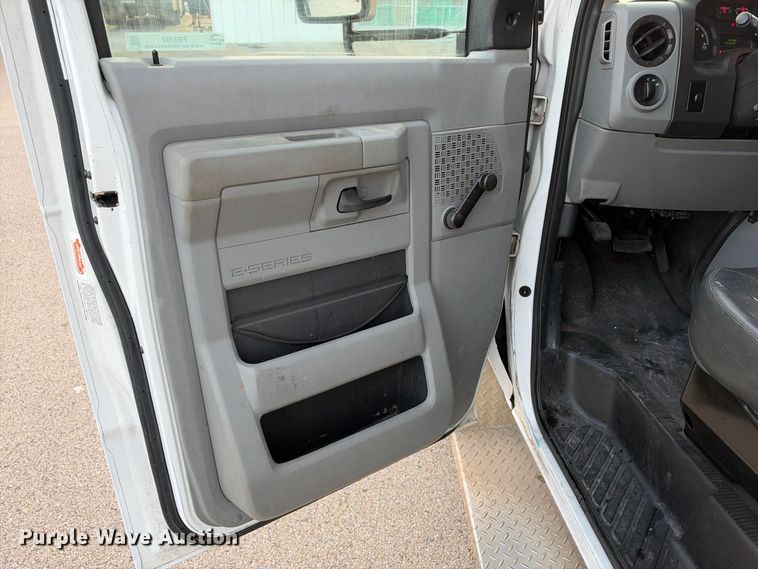image for item FB8392 2011 Ford E450 shuttle bus
