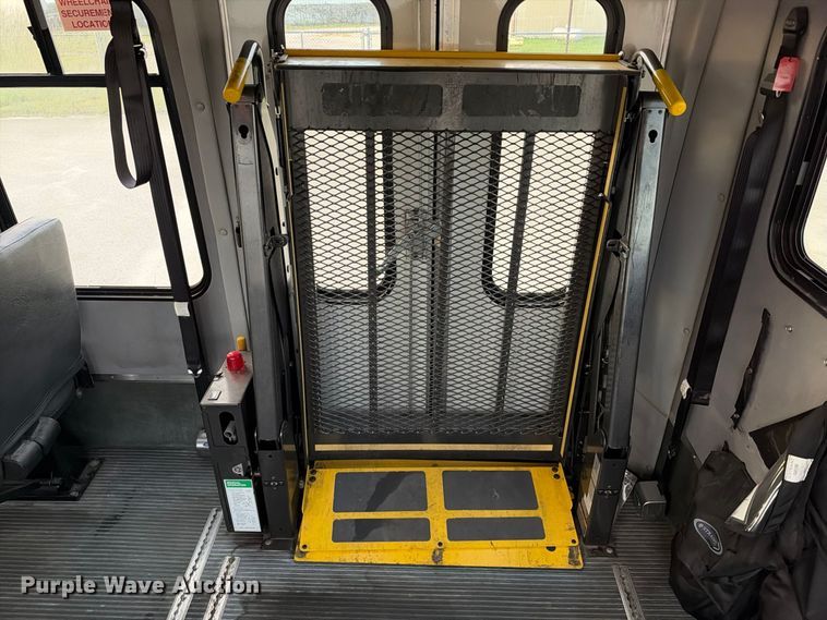 image for item FB8392 2011 Ford E450 shuttle bus
