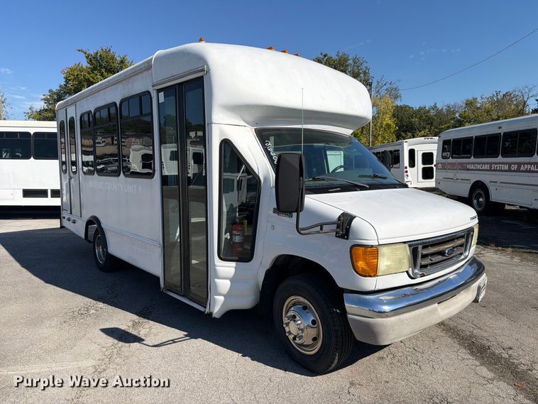 image for item FC3417 2003 Ford E350 shuttle bus