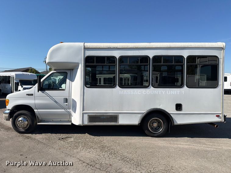 image for item FC3417 2003 Ford E350 shuttle bus