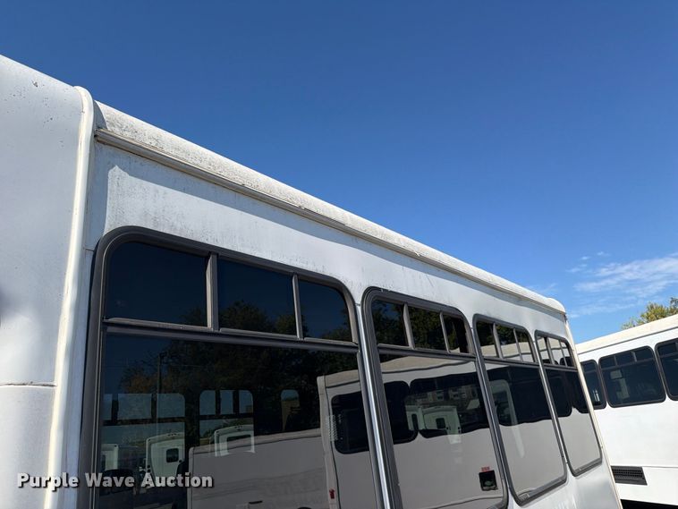 image for item FC3417 2003 Ford E350 shuttle bus