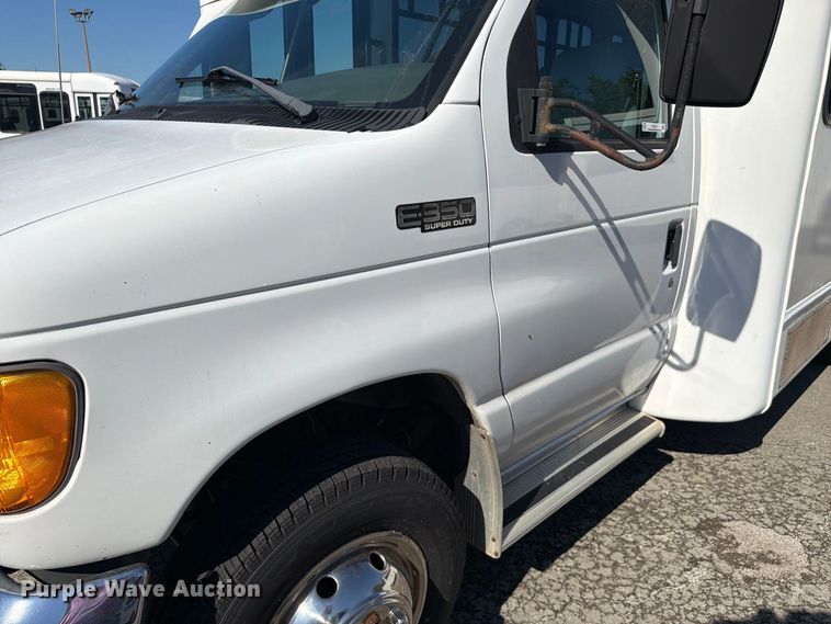 image for item FC3417 2003 Ford E350 shuttle bus