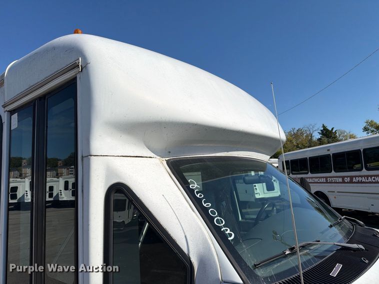 image for item FC3417 2003 Ford E350 shuttle bus