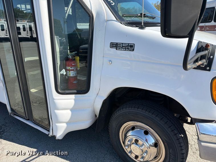 image for item FC3417 2003 Ford E350 shuttle bus